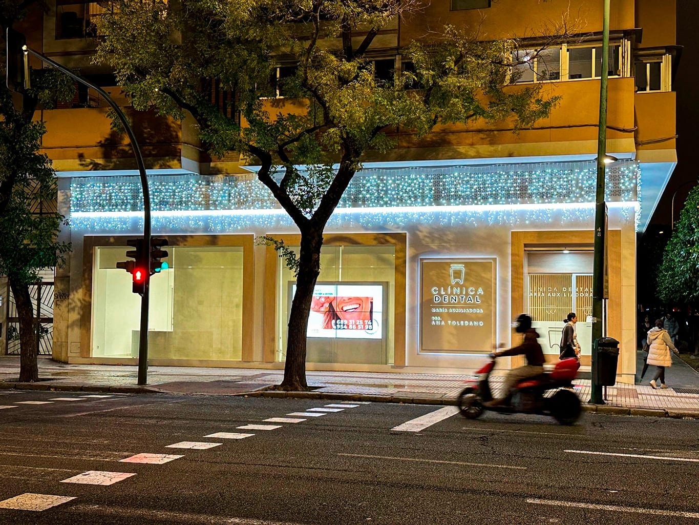 Clínica Dental · fachada nocturna